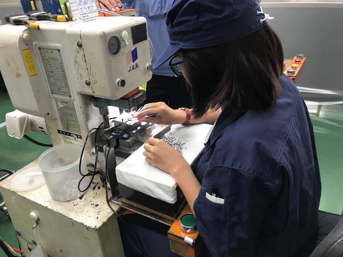 Công ty xuất khẩu lao động Thành Đô tuyển 4 nữ  đơn hàng may